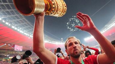 DFB Pokal Finale 2026 / FC Bayern Muenchen - VfB Stuttgart: Harry Kane hält den Pokal hoch
