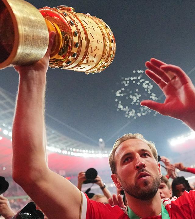DFB Pokal Finale 2026 / FC Bayern Muenchen - VfB Stuttgart: Harry Kane hält den Pokal hoch
