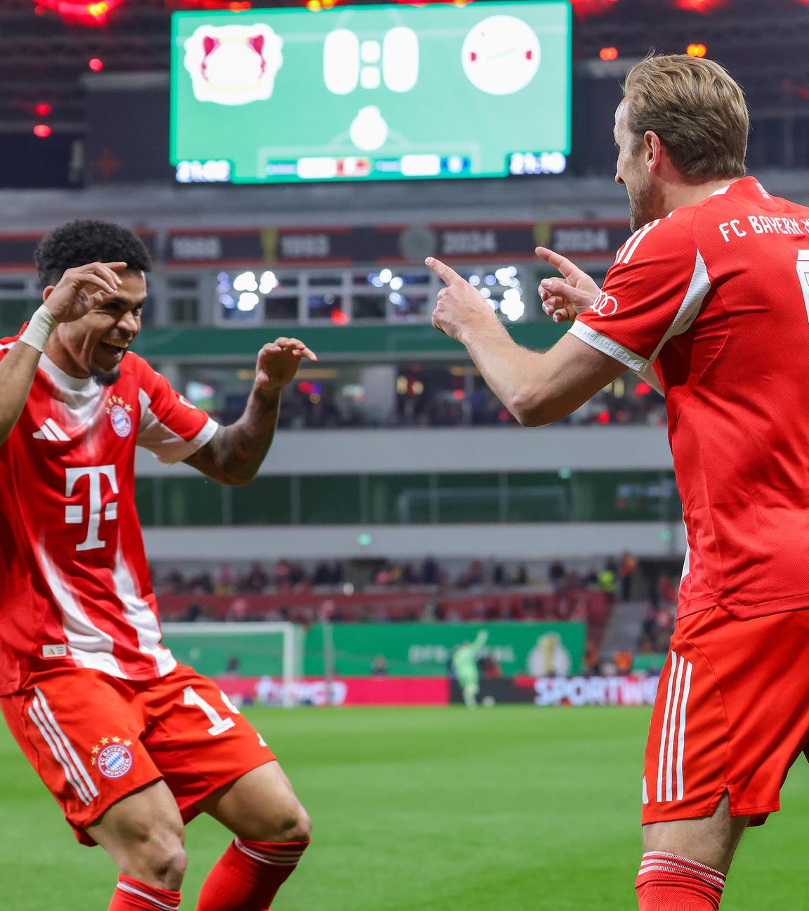 Harry Kane jubelt gemeinsam mit Luis Díaz über das 0:1 für FC Bayern München.