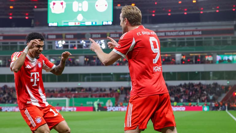 Harry Kane jubelt gemeinsam mit Luis Díaz über das 0:1 für FC Bayern München.