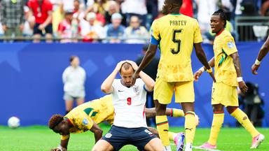 Harry Kane kniet auf dem Boden und fährt sich durch die Haare.