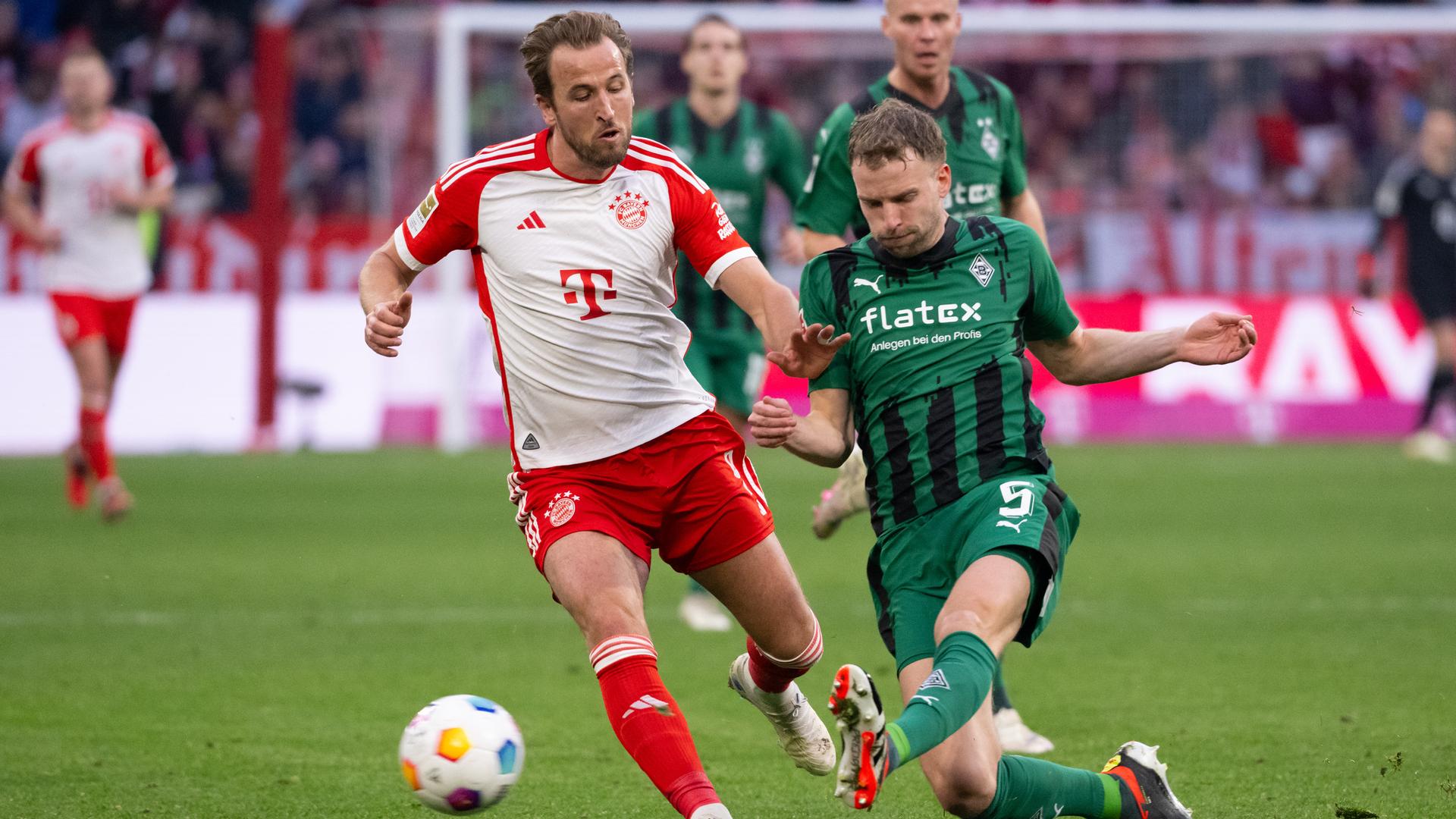 Bayerns Harry Kane und Gladbachs Marvin Friedrich im Zweikampf um den Ball
