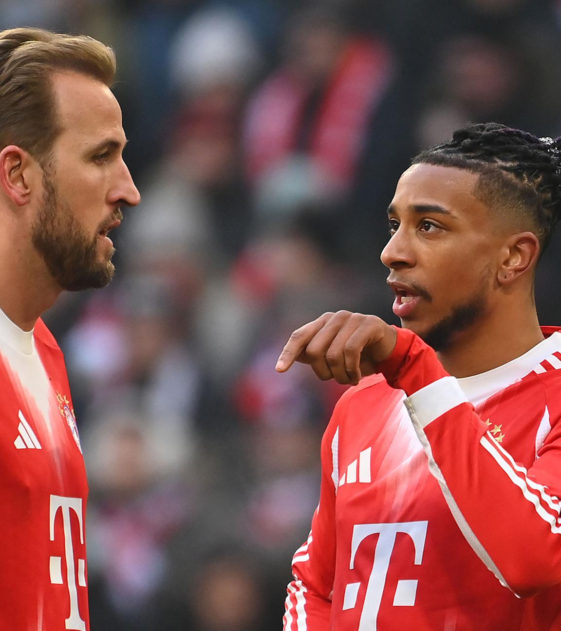 Harry Kane und Michael Olise vom FC Bayern München beratschlagen sich am 24.01.2026 in der Allianzarena bei einem Spiel gegen den FC Augsburg.