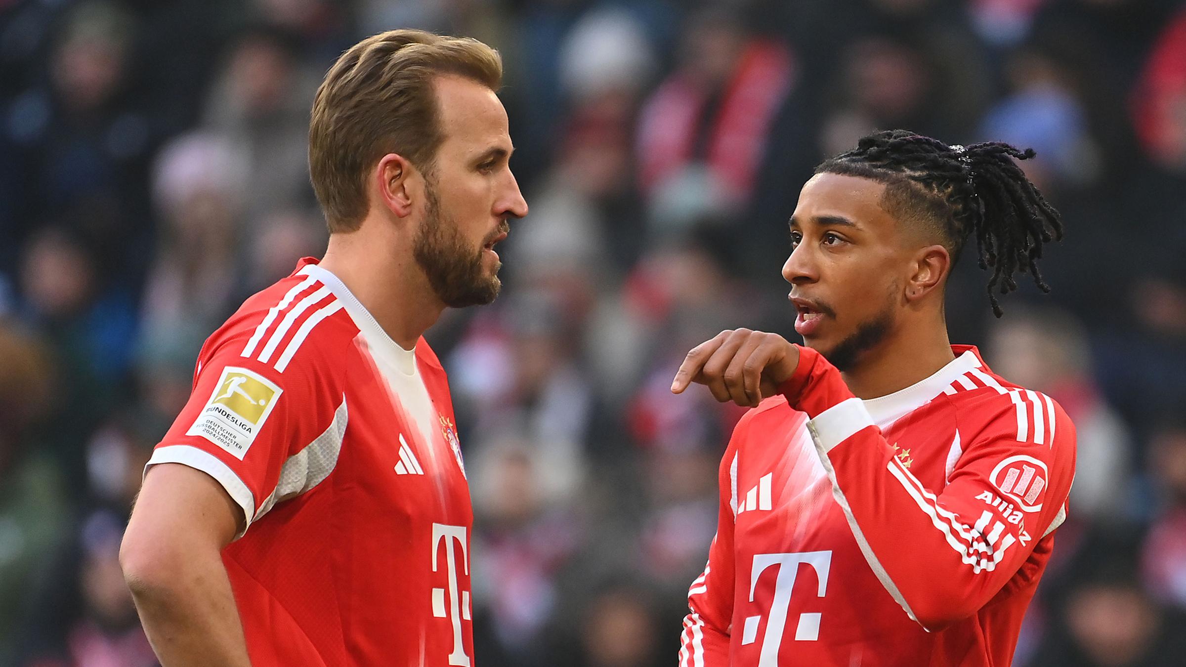 Harry Kane und Michael Olise vom FC Bayern München beratschlagen sich am 24.01.2026 in der Allianzarena bei einem Spiel gegen den FC Augsburg.