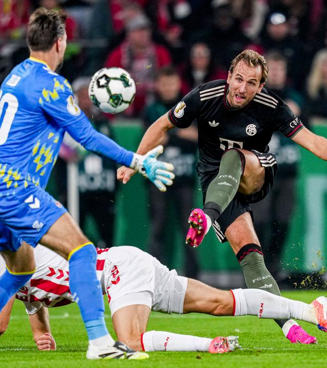 Harry Kane (Bayern) trifft im Pokalspiel gegen den 1. FC Köln an Torwart Ron-Robert Zieler vorbei ins kurze Eck