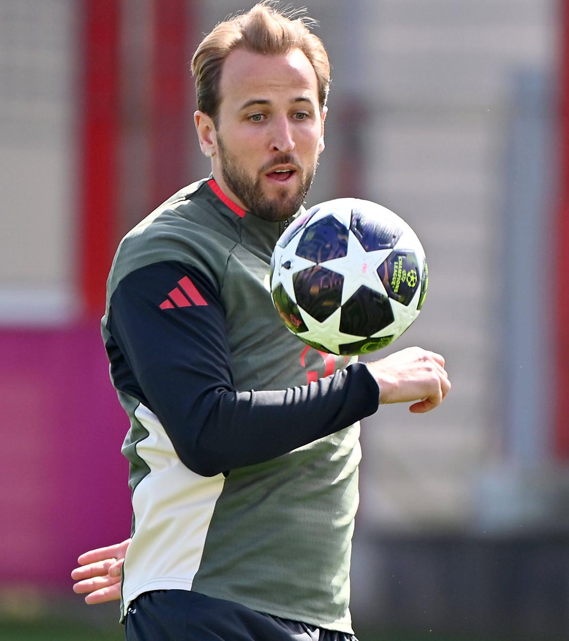 Harry Kane beim Training am Ball