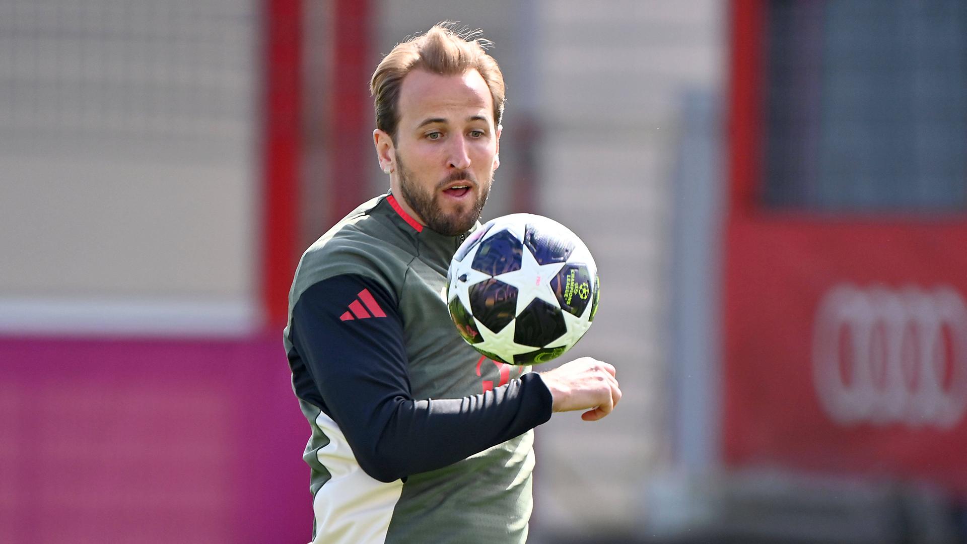 Harry Kane beim Training am Ball