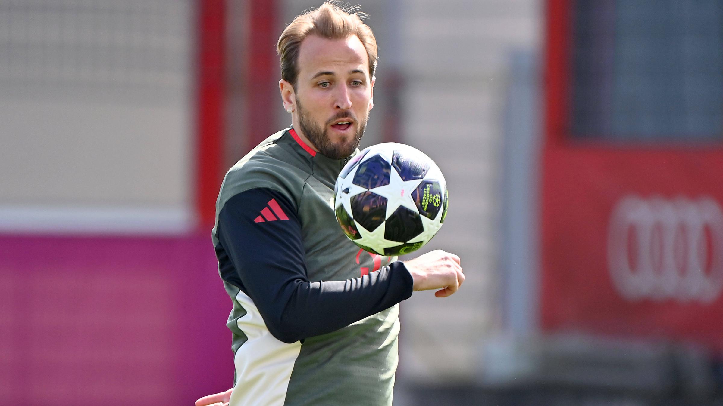 Harry Kane beim Training am Ball