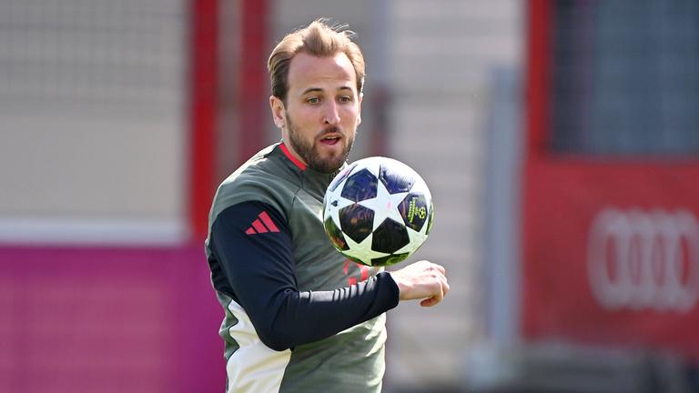 Harry Kane beim Training am Ball