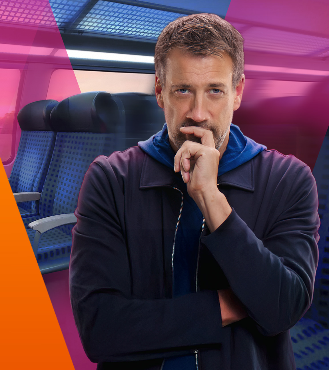 WISO-Moderator Marcus Niehaves schaut fragend in die Kamera. Im Hintergrund ein Zugabteil der Bahn.