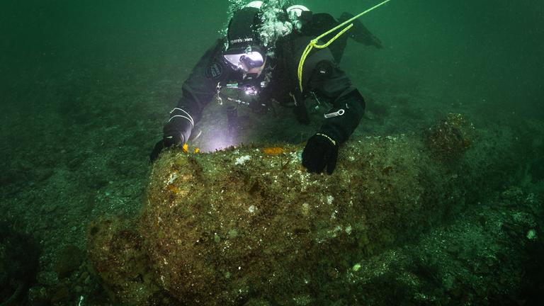 Ein Kieler Forschungstaucher dokumentiert eine der 16 vor Helgoland entdeckten englischen Kanonen.