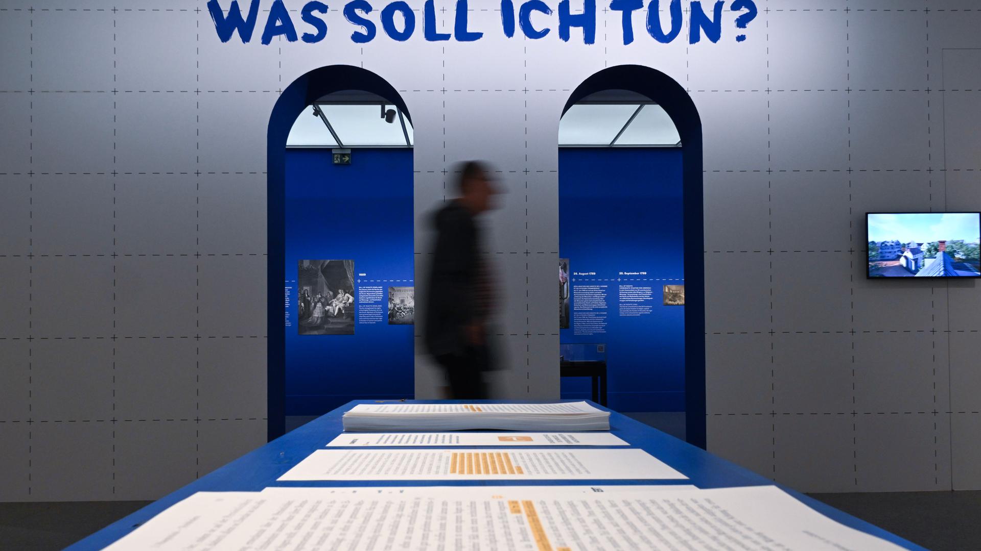 Schriftzug "Was soll ich tun?" in der Kant-Ausstellung in Bonn am 23. November 2023