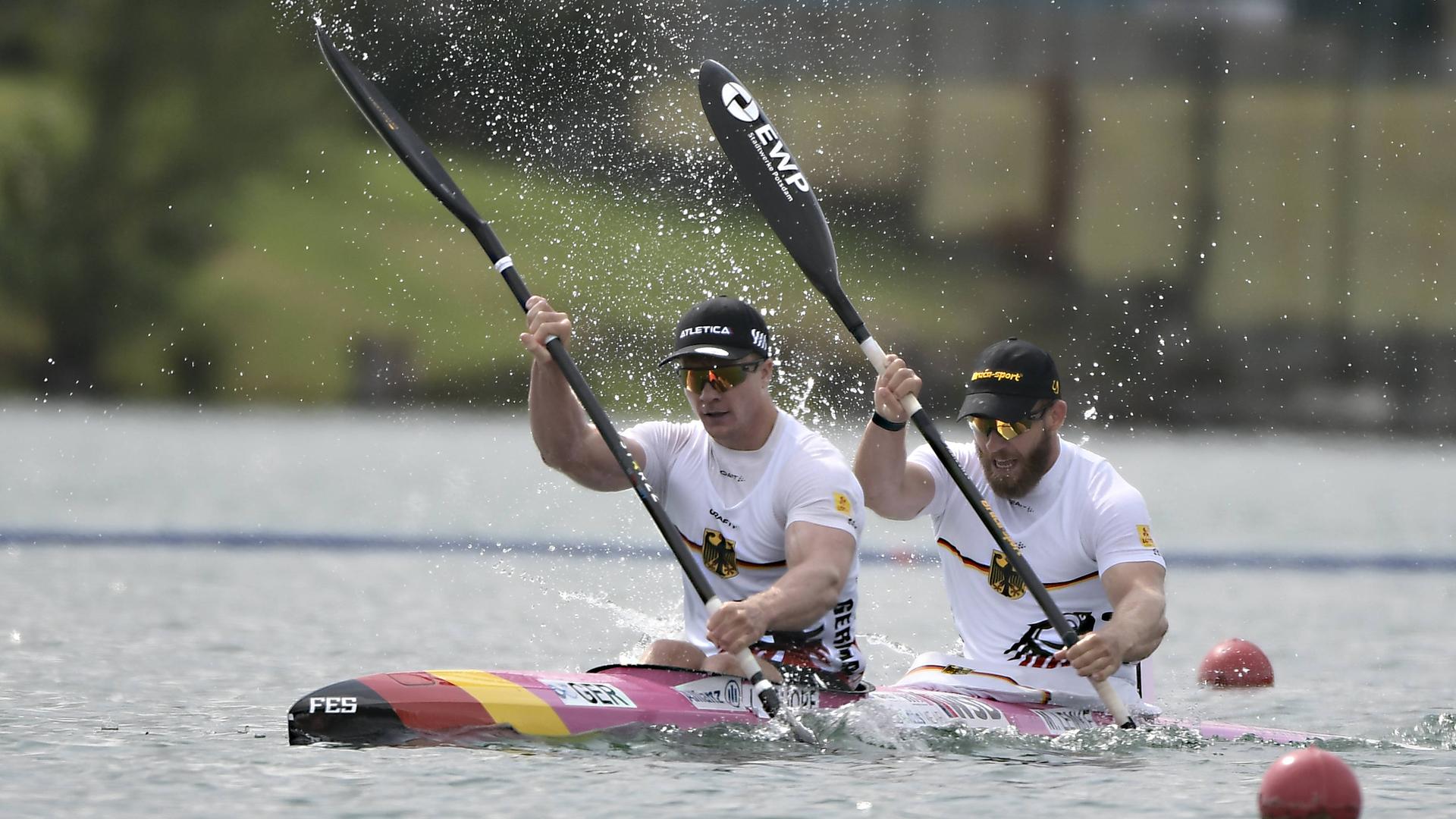 Der Kajak-Zweier Jacob Schopf/Max Lemke (hinten) bei der WM in Mailand in Aktion