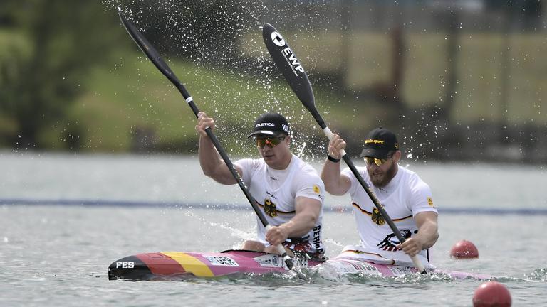 Der Kajak-Zweier Jacob Schopf/Max Lemke (hinten) bei der WM in Mailand in Aktion