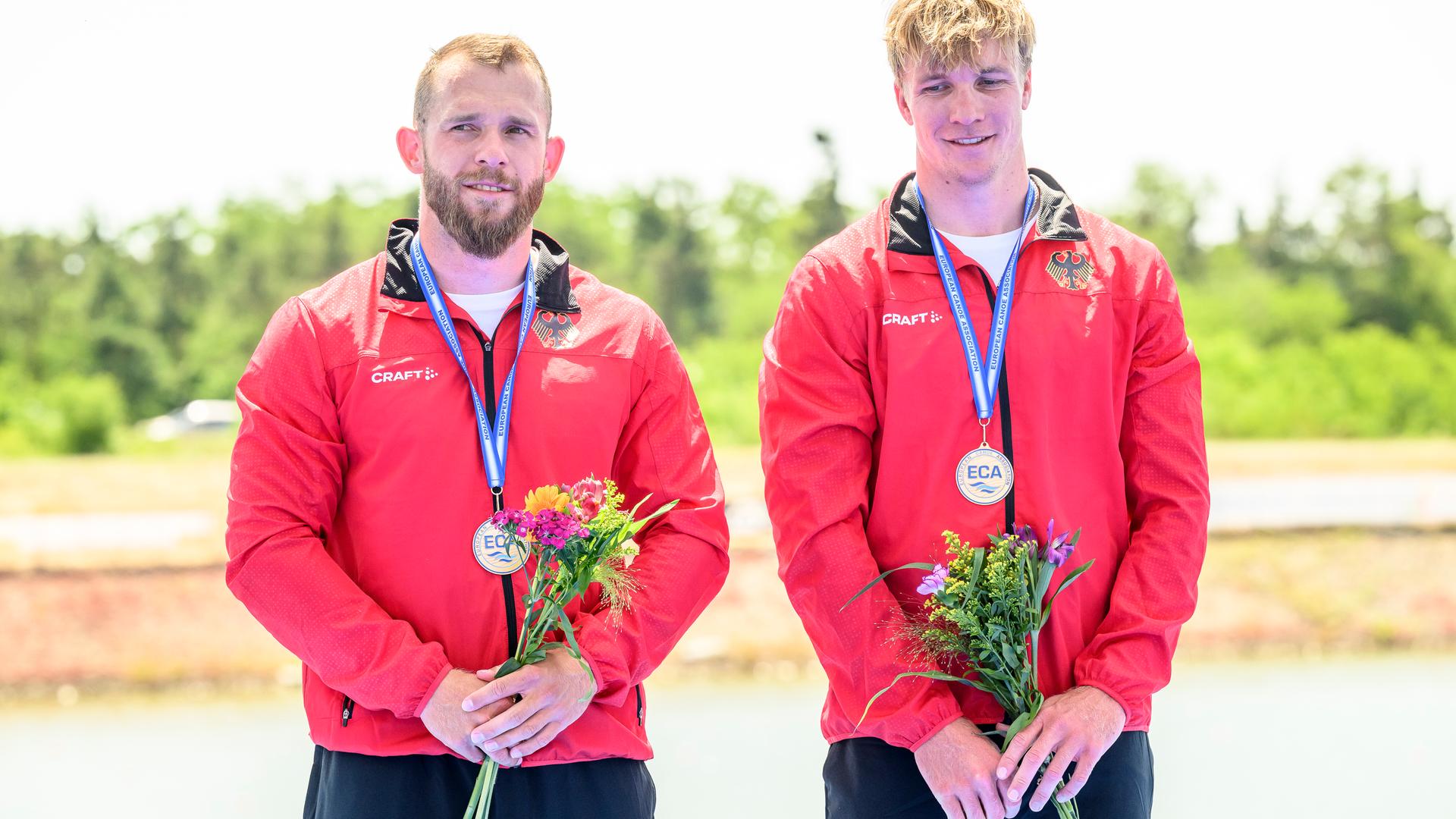 Jacob Schopf und Max Lemke bei der Siegerehrung mit ihren Goldmedaillen.