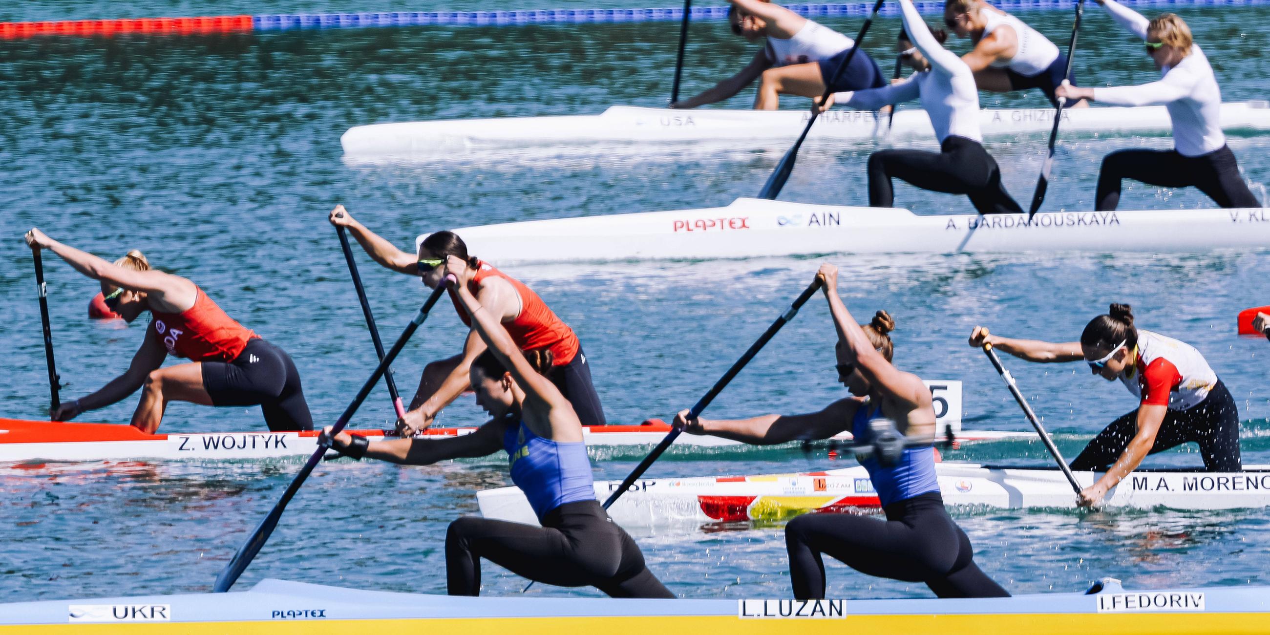 In Mailand finden die ICF Kanu-Sprint-Weltmeisterschaften 2025 mit über 1.000 Athletinnen und Athleten aus 84 Ländern am Idroscalo statt. Auf dem Bild zu sehen sind die ukrainischen Kanutinnen Liudmyla Luzan und Iryna Fedoriv.