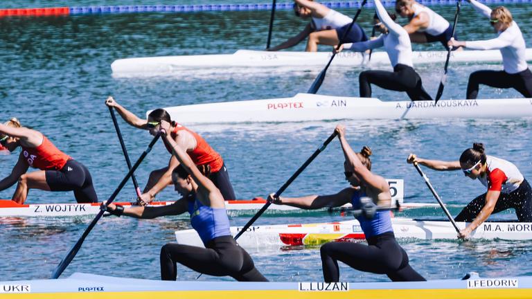 In Mailand finden die ICF Kanu-Sprint-Weltmeisterschaften 2025 mit über 1.000 Athletinnen und Athleten aus 84 Ländern am Idroscalo statt. Auf dem Bild zu sehen sind die ukrainischen Kanutinnen Liudmyla Luzan und Iryna Fedoriv.