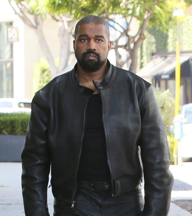 Kanye West in schwarzem Outfit