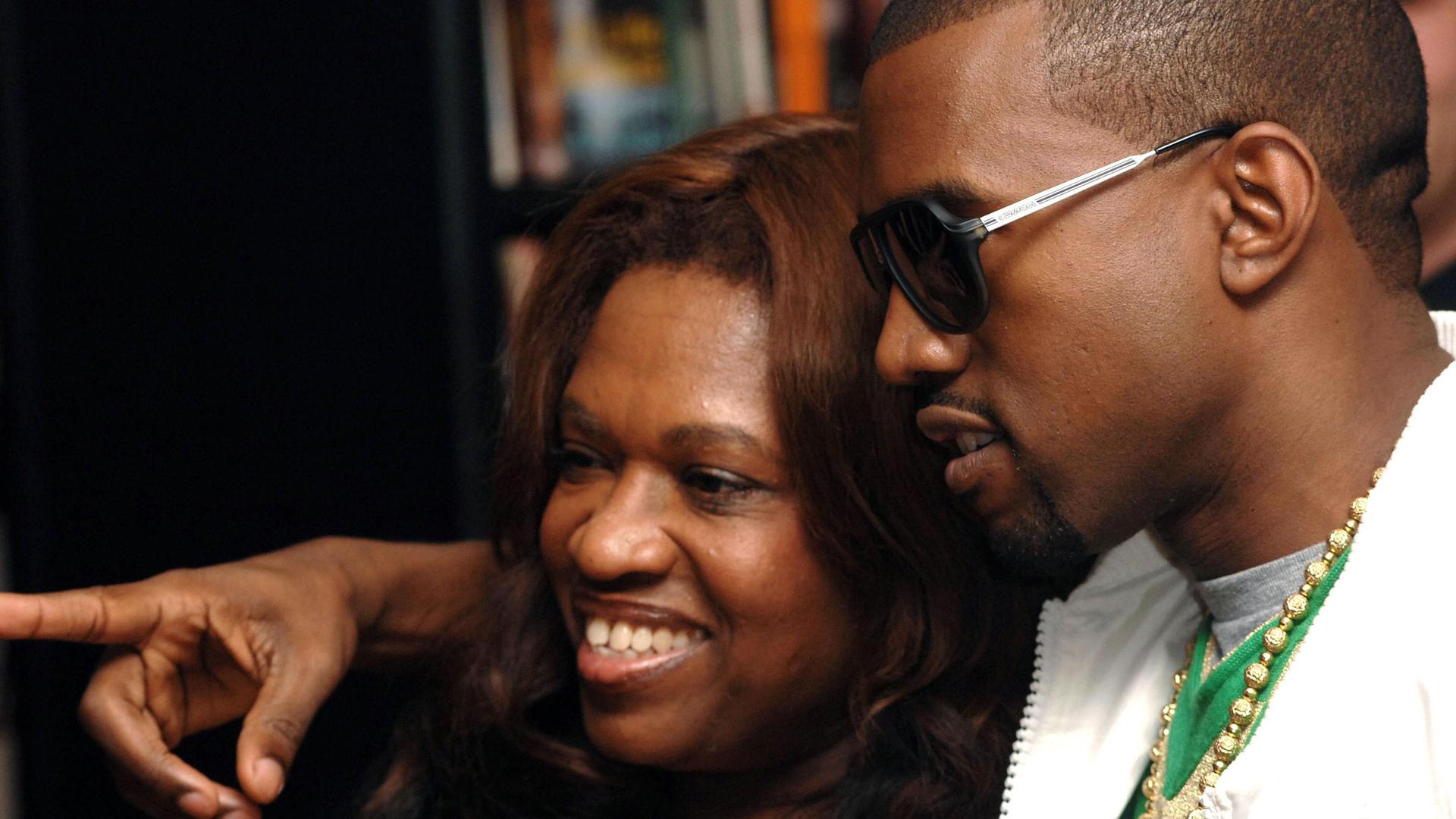 Rapper Kanye West mit seiner Mutter Donda in London im Jahr 2007.