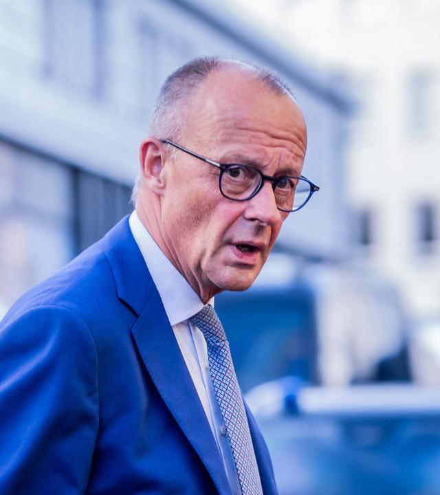 Bundeskanzler Friedrich Merz (CDU) geht zu seinem Hotel vor dem Europäischen Arktis-Gipfel. 