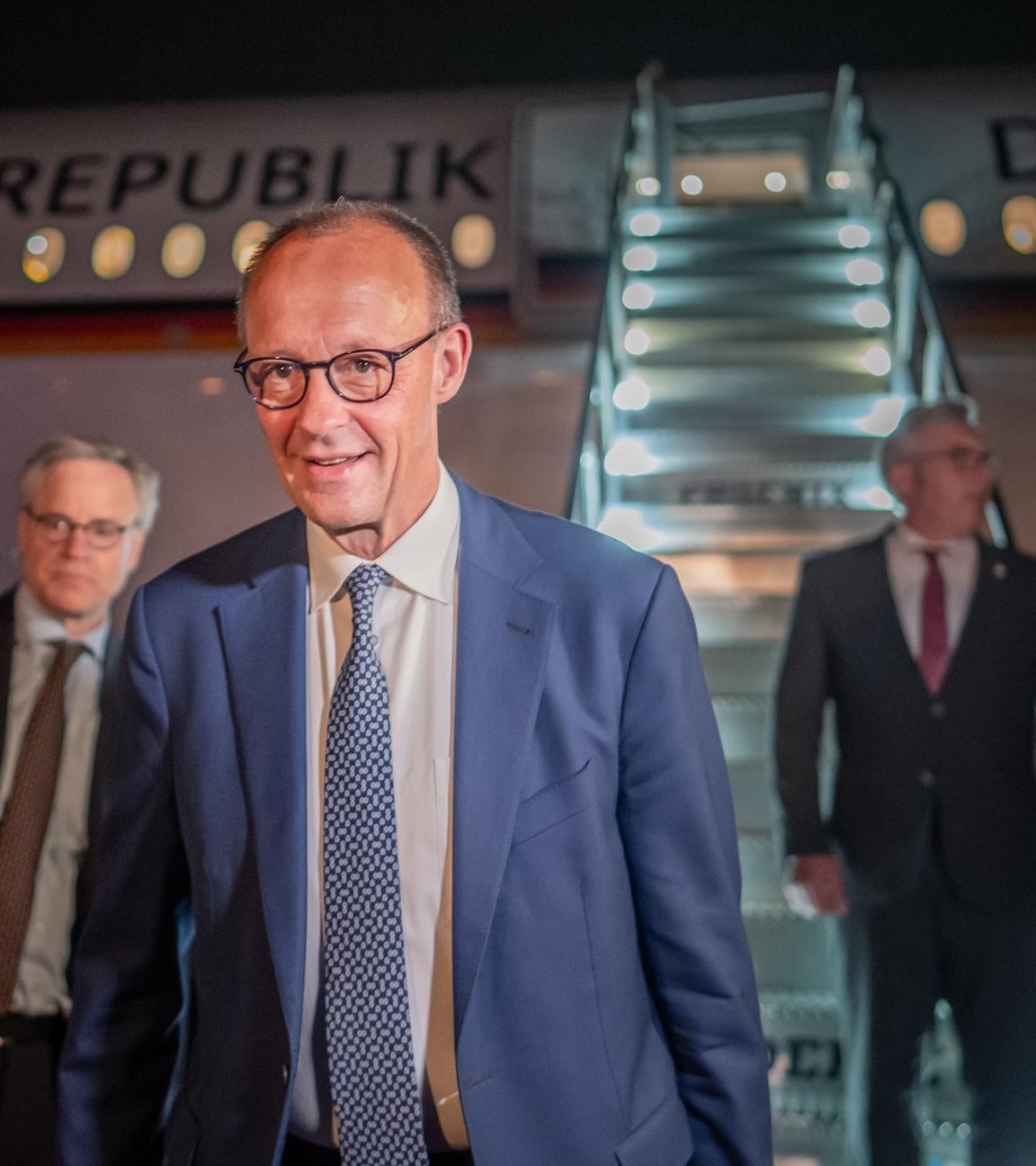 Bundeskanzler Friedrich Merz (CDU) steigt am Flughafen in Washington aus einem Flugzeug der Flugbereitschaft. Am 05.06.2025, USA, Washington