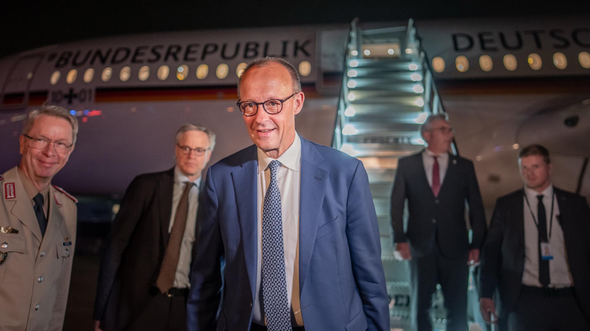 Bundeskanzler Friedrich Merz (CDU) steigt am Flughafen in Washington aus einem Flugzeug der Flugbereitschaft. Am 05.06.2025, USA, Washington