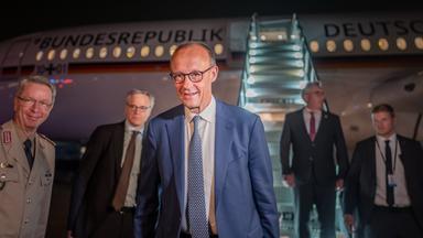 Bundeskanzler Friedrich Merz (CDU) steigt am Flughafen in Washington aus einem Flugzeug der Flugbereitschaft. Am 05.06.2025, USA, Washington