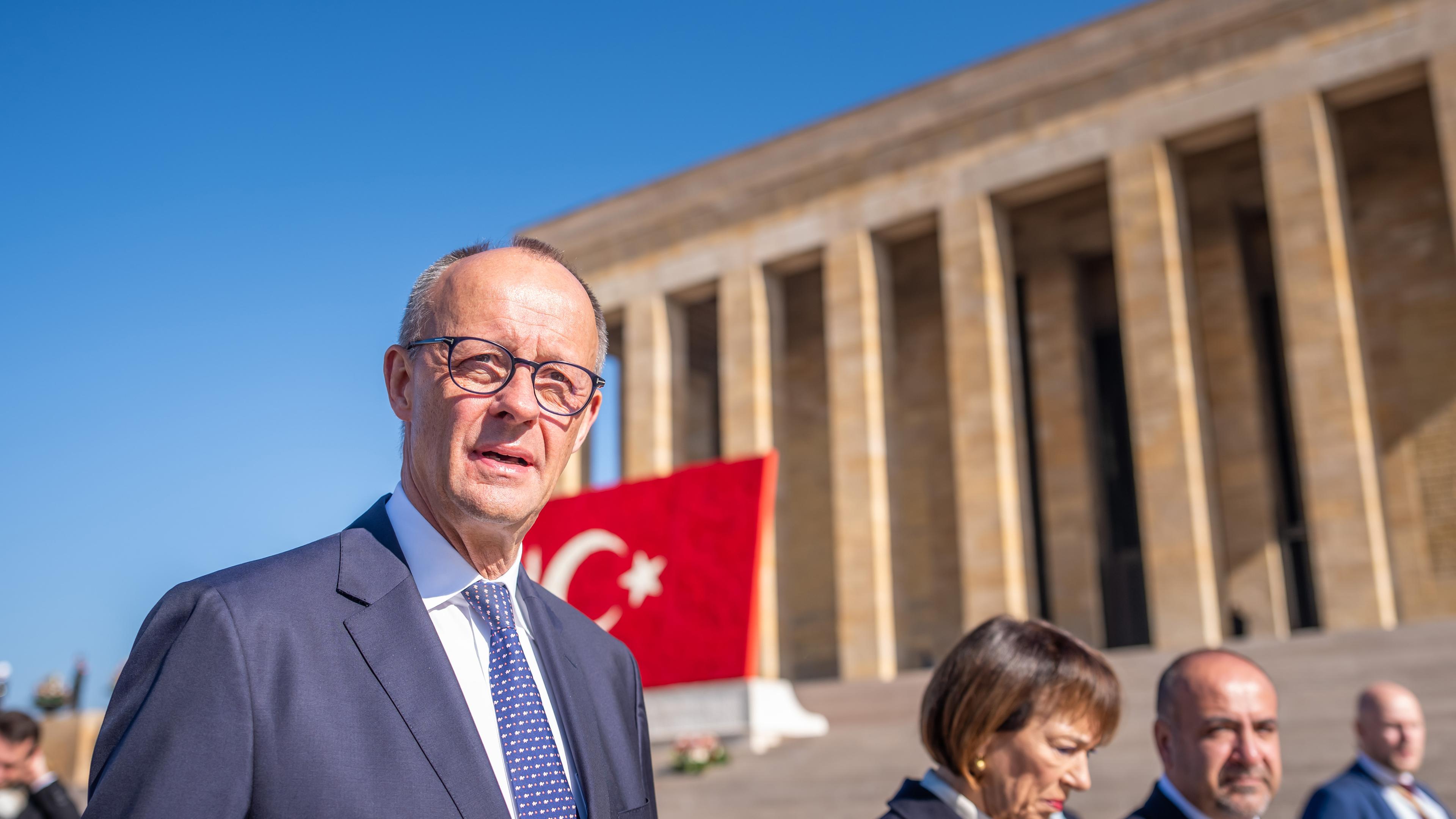Bundeskanzler Friedrich Merz (CDU) nimmt neben seiner Frau Charlotte an der Kranzniederlegung am Atatürk-Mausoleum teil.