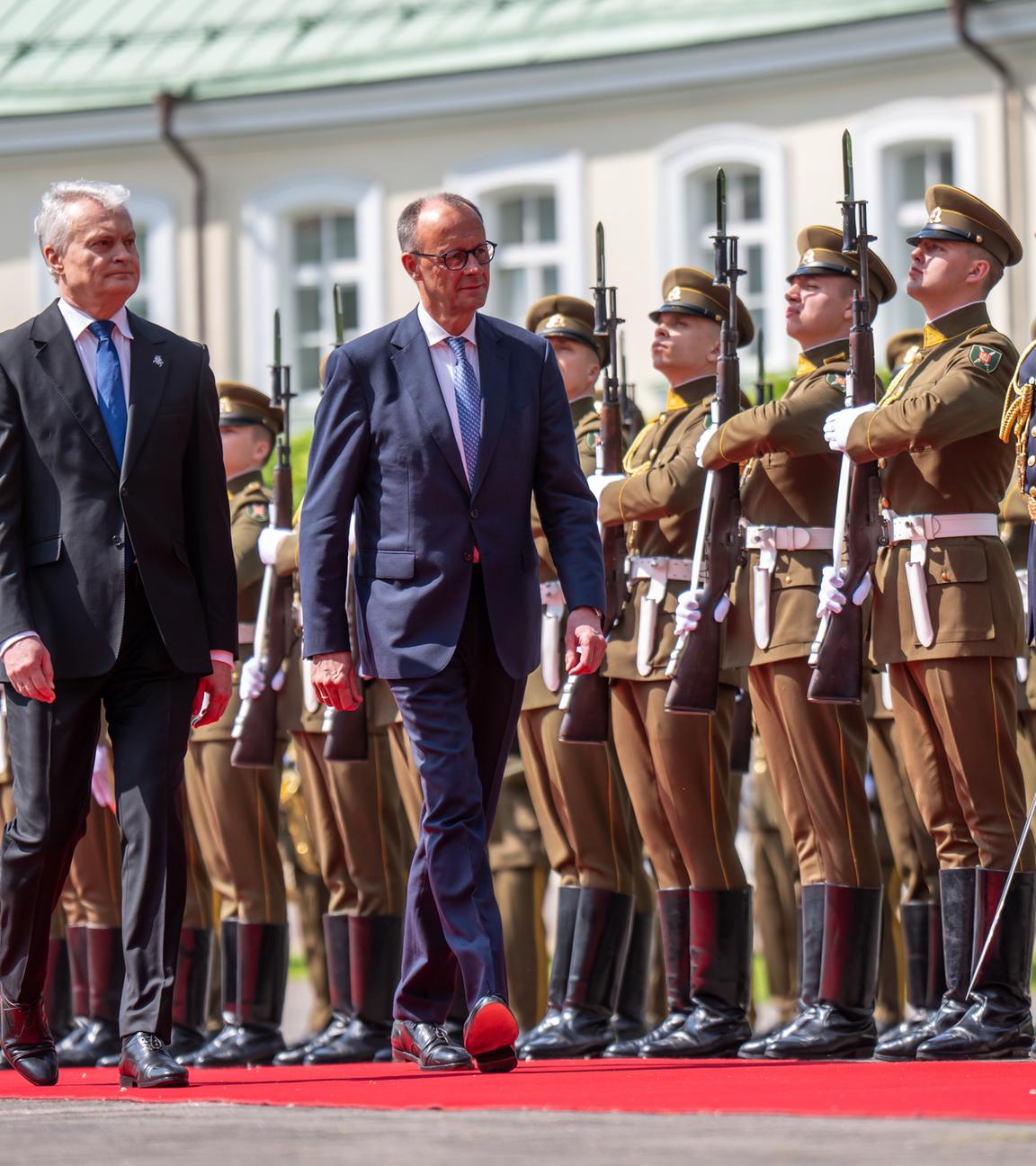 Bundeskanzler Friedrich Merz (CDU, r) wird von Gitanas Nauseda, Präsident von Litauen, mit militärischen Ehren am Präsidentenpalast begrüsst.