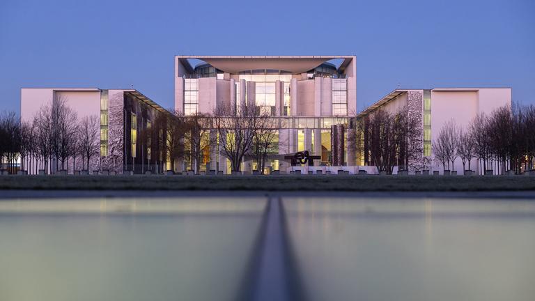 Das Kanzleramt im Berliner Regierungsviertel bei Sonnenaufgang