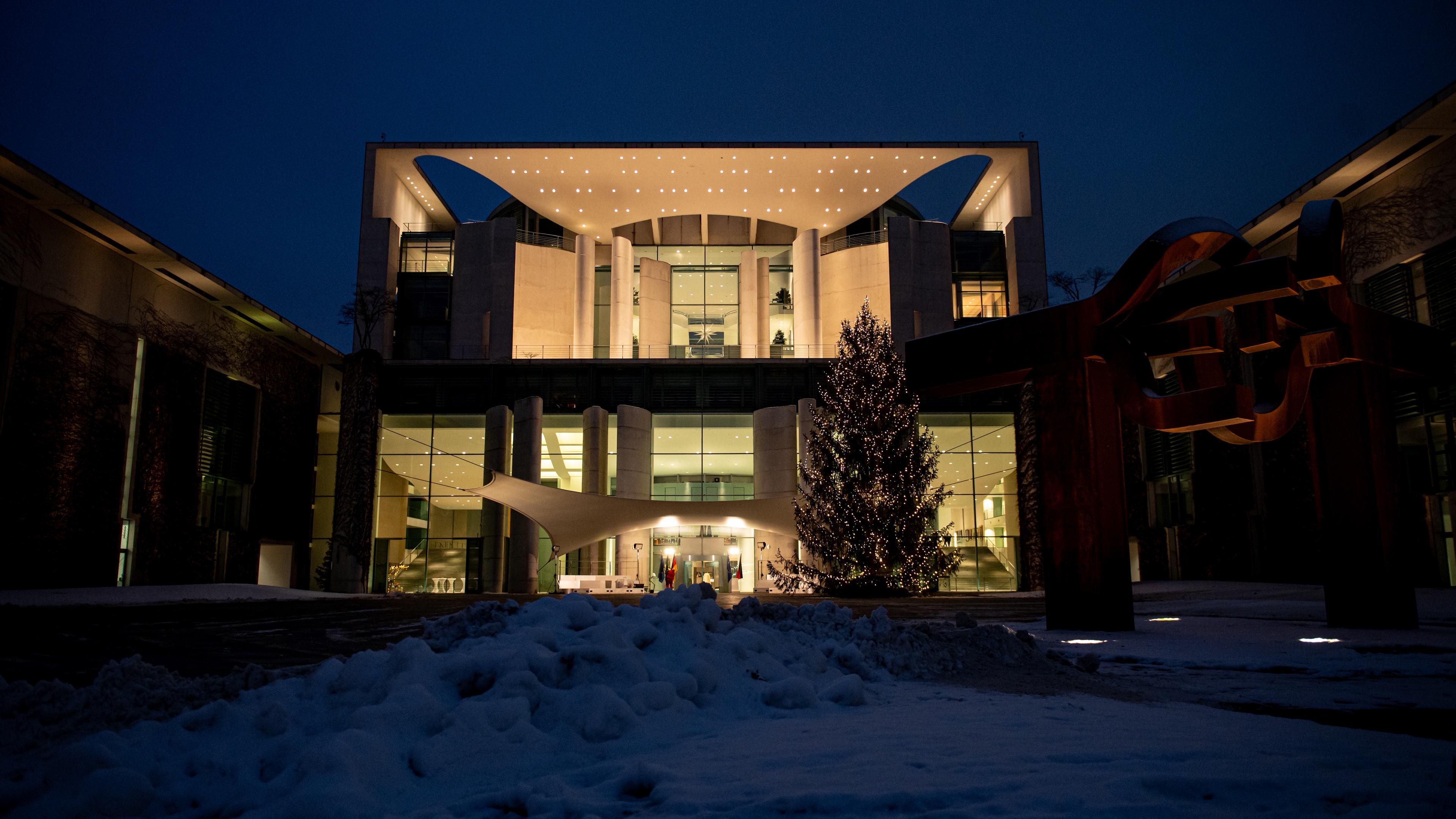 Das Bundeskanzleramt in der Abenddämmerung. 