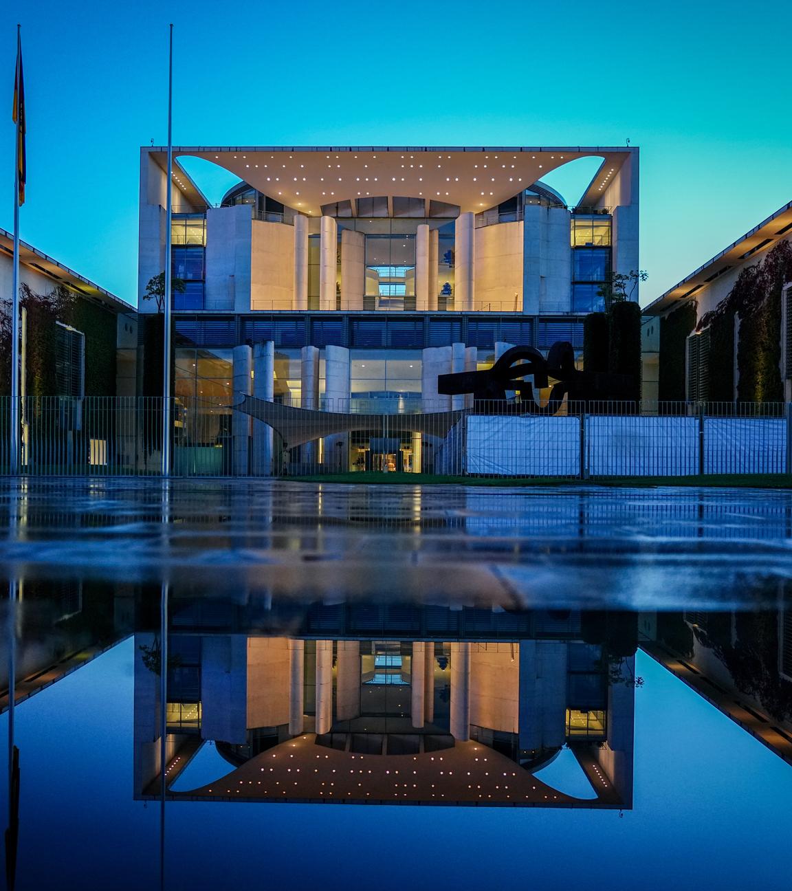  Das Bundeskanzleramt spiegelt sich am Abend in einer Pfütze.