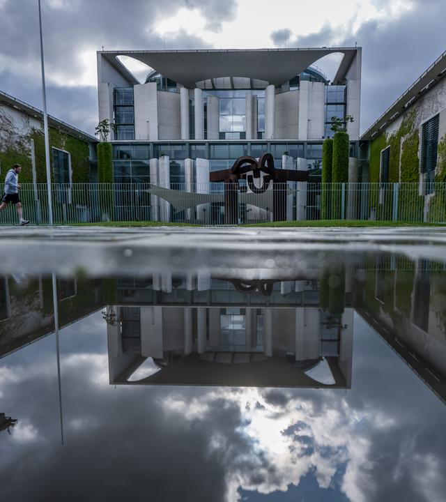 Berlin: Regenwolken ziehen über das Kanzleramt während der Beratungen im Koalitionsausschuss.