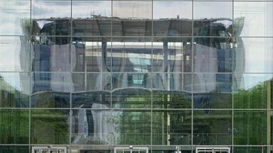 Das Kanzleramt spiegel sich vor Beginn der Beratungen des Koalitionsausschusses der Bundesregierung mit Vertretern von Gewerkschaften und Arbeitgebern in der Fensterfassade des Paul-Löbe-Hauses. 