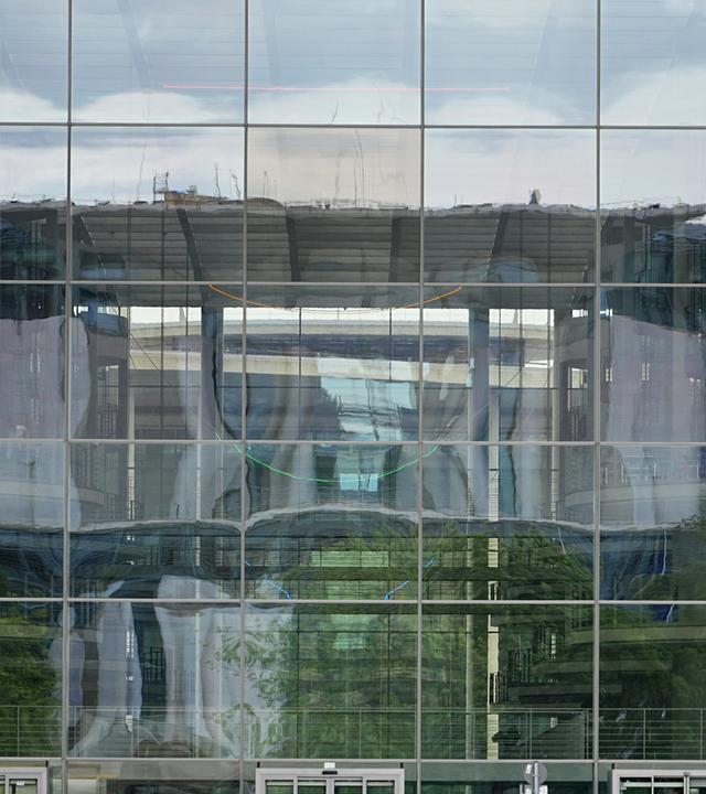 Das Kanzleramt spiegel sich vor Beginn der Beratungen des Koalitionsausschusses der Bundesregierung mit Vertretern von Gewerkschaften und Arbeitgebern in der Fensterfassade des Paul-Löbe-Hauses. 