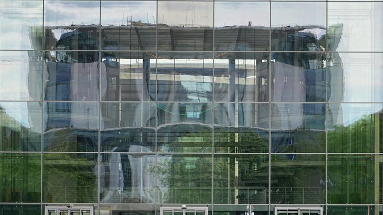 Das Kanzleramt spiegel sich vor Beginn der Beratungen des Koalitionsausschusses der Bundesregierung mit Vertretern von Gewerkschaften und Arbeitgebern in der Fensterfassade des Paul-Löbe-Hauses. 