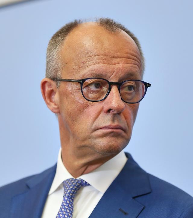 Berlin, Deutschland, 01.07.2026: Bundesverteidigungsministerium: Pressekonferenz nach Kabinettssitzung: Bundeskanzler Friedrich Merz (CDU)