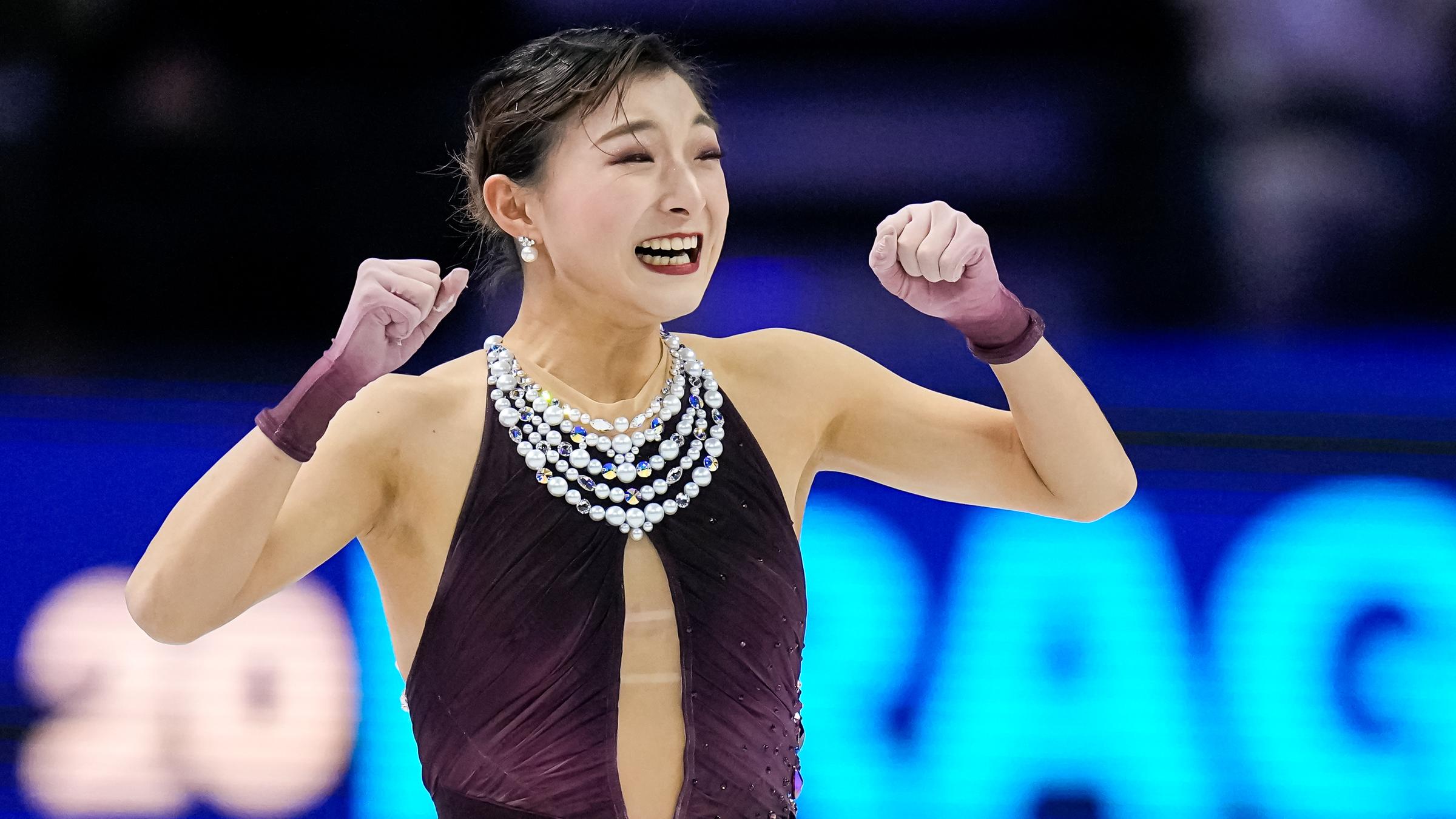 Die japanische Eiskunstläuferin Kaori Sakamoto jubelt nach ihrem Eiskunstlauf bei der Weltmeisterschaft in Prag