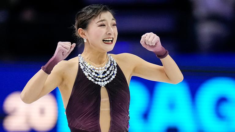 Die japanische Eiskunstläuferin Kaori Sakamoto jubelt nach ihrem Eiskunstlauf bei der Weltmeisterschaft in Prag