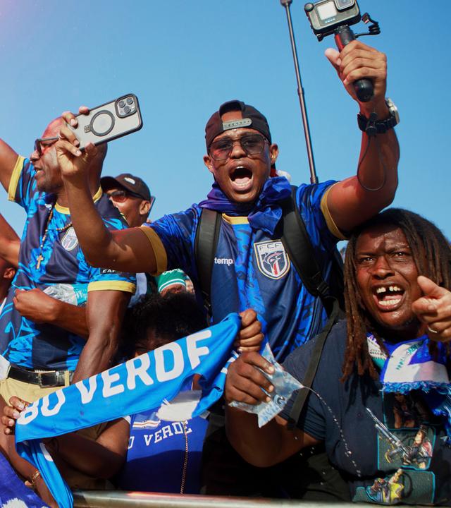 Fans feiern auf der Tribüne, nachdem Kap Verde Eswatini in einem WM-Qualifikationsspiel besiegt hat.