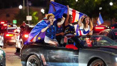 Fans des kapverdischen Teams feiern bei einem Autokorso das Remis gegen Uruguay in der Kap-Verde-Community in Brockton nähe Boston