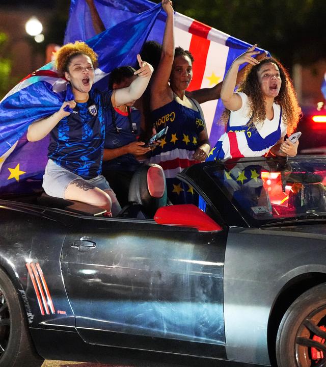 Fans des kapverdischen Teams feiern bei einem Autokorso das Remis gegen Uruguay in der Kap-Verde-Community in Brockton nähe Boston