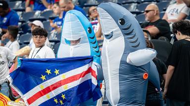 Fans der Kap Verden im Hai-Kostüm