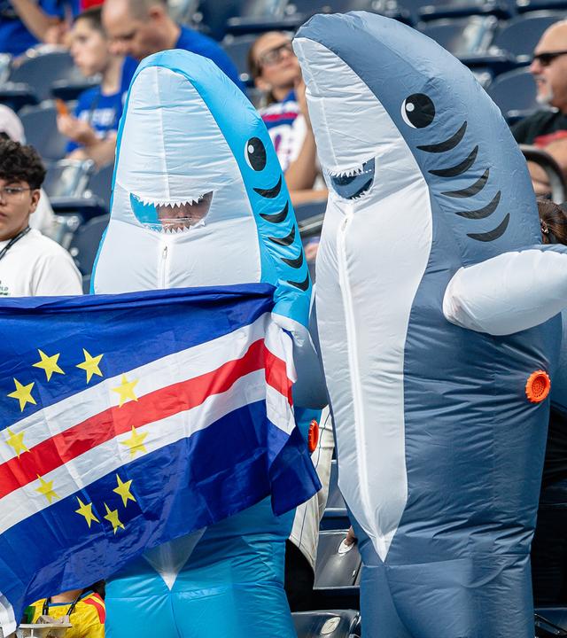 Fans der Kap Verden im Hai-Kostüm