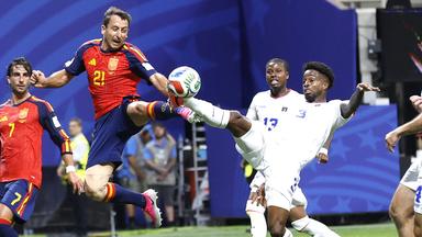 Mikel Oyarzabal (Spanien) und Diney Borges (Kap Verde) im Kampf um den Ball.