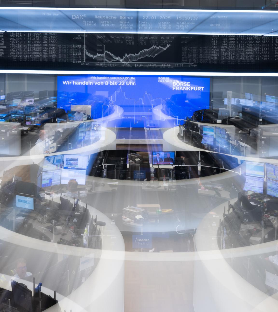 Händler im Handelssaal der Deutschen Börse am 27.01.2025 in Frankfurt am Main.