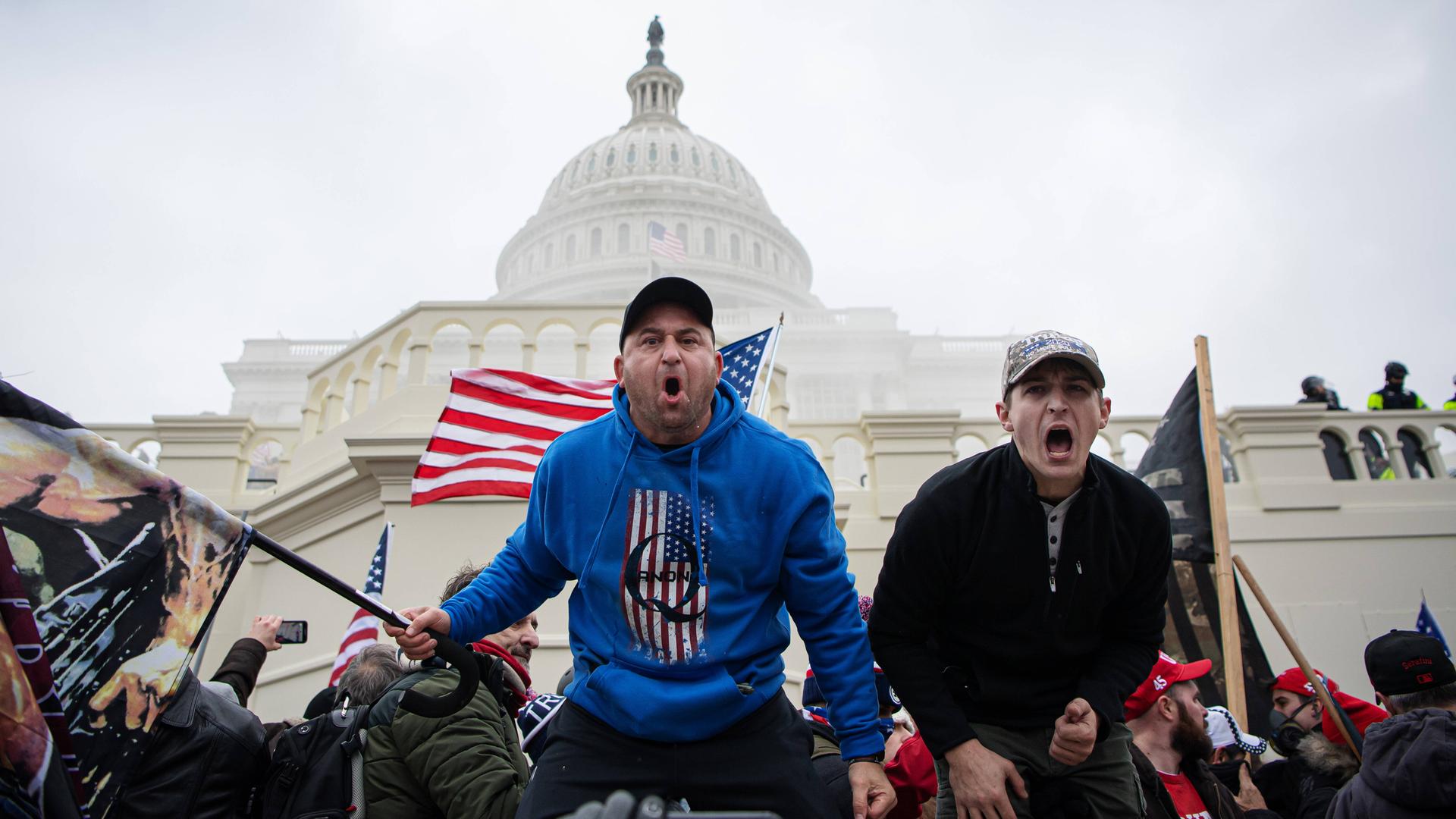 Trump-Anhänger vor dem Kapitol mit QAnon-Pullover.