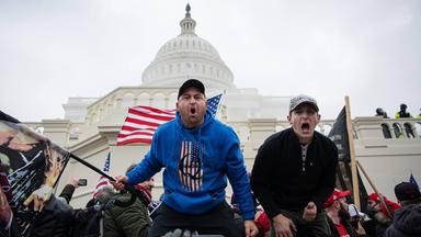 Trump-Anhänger vor dem Kapitol mit QAnon-Pullover.