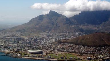 Es ist eine Drohnenaufnahme von Kapstadt und dem Tafelberg zu sehen.