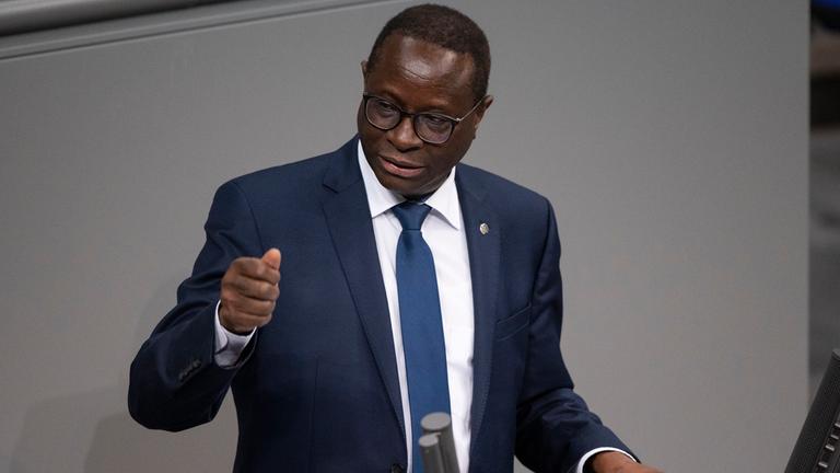 Berlin: Karamba Diaby (SPD), Mitglied des Deutschen Bundestages, spricht bei der Sitzung des Bundestags zu den Abgeordneten. Archivbild